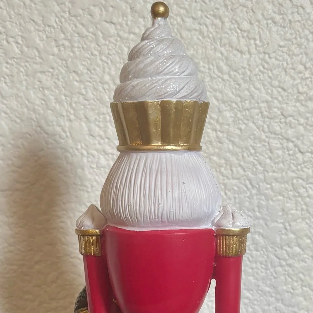 Balsam &‎ Fir Santa Nutcracker 14” Christmas Holiday Figurine Cupcake Wreath NEW